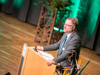 Kammerdirektor Dr. Bernd von Garmissen am 20.11.2025 auf der Kammerversammlung in Oldenburg. - © Christopher Hanraets Kammerdirektor Dr. Bernd von Garmissen am 20.11.2025 auf der Kammerversammlung in Oldenburg.