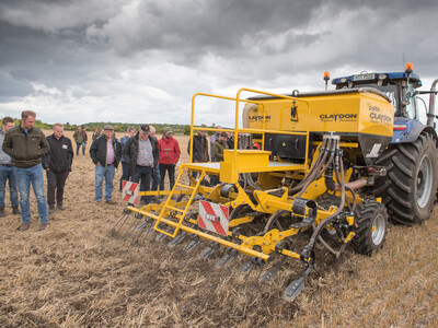 Wassersparend, bodenschonend, wirtschaftlich: Maschinenvorf&uuml;hrung zur ultraflachen Bodenbearbeitung mit mehr als 40 Ger&auml;ten in Sehnde (Region Hannover).