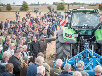 Wassersparend, bodenschonend, wirtschaftlich: Maschinenvorf&uuml;hrung zur ultraflachen Bodenbearbeitung mit mehr als 40 Ger&auml;ten in Sehnde (Region Hannover).
