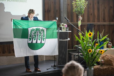 LBZ-Leiter Ulrich Peper erhielt anl&auml;sslich des 100-j&auml;hrigen Bestehens des LBZ Echem eine Fahne mit dem Echemer Wappen