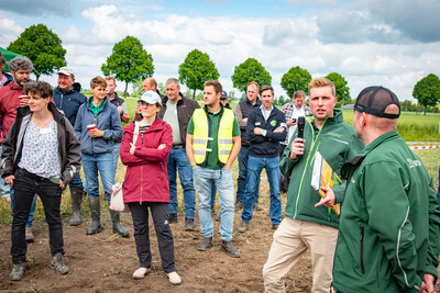 Jobst G&ouml;deke (2.v.r.), Leiter des PraxisLabors Digitaler Ackerbau, beim Fach-Event &bdquo;Zwischen Acker und App &ndash; Digitalisierung Ihres Pflanzenbaus&ldquo; auf der Dom&auml;ne Schickelsheim (K&ouml;nigslutter/Kreis Helmstedt).