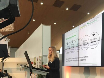 Hier hält Christine Gehle einen Vortrag vor Fachpublikum bei der expo-Direkt in Karlsruhe, Deutschlands größter Fachmesse für die landwirtschaftliche Direktvermarktung. - © S. Jaisfeld / Redaktion HOFdirekt Hier hält Christine Gehle einen Vortrag vor Fachpublikum bei der expo-Direkt in Karlsruhe, Deutschlands größter Fachmesse für die landwirtschaftliche Direktvermarktung.