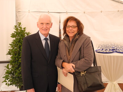 Frau Dr. Waßmuth vom Ministerium mit Heinrich Batke