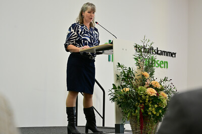 LWK-Beraterin Tomma Dier&szlig;en w&auml;hrend der &Uuml;bergabe der  Meisterbriefe Hauswirtschaft 2025 in Hannover