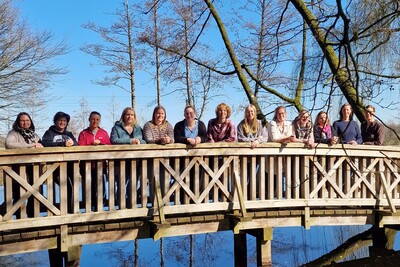 Erfolg mit Aussicht: Die neuen AgrarB&uuml;romanagerinnen im Schlosspark Agathenburg