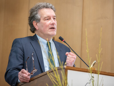 Hilmar Freiherr von Münchhausen, Geschäftsführer des Vereins Netzwerk Ackerbau Niedersachsen, auf der Leguminosen-Tagung am 10.01.2025 auf Burg Warberg.