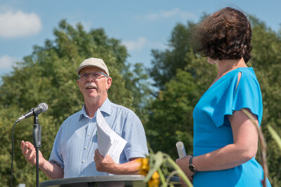 Kammerpräsident Gerhard Schwetje (l.) und Umweltsenatorin Kathrin Moosdorf beim Grünlandfeldtag der Landwirtschaftskammer Niedersachsen und der Senatorin für Umwelt, Klima und Wissenschaft am 06.08.2024 im Bremer Blockland.