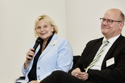 Agrarpolitik auf der B&uuml;hne: Karin Logemann (l., SPD) und Dr. Marco Mohrmann (CDU) w&auml;hrend des Festakts zum 125-j&auml;hrigen Bestehen der Landwirtschaftskammer Niedersachsen am 21.05.2024 in Hannover-Ahlem.