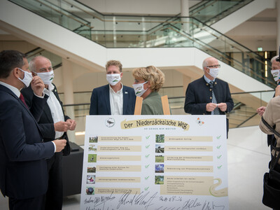 Pressekonferenz der Allianzpartner der Vereinbarung Der Nieders&auml;chsische Weg in Hannover: Am 29.10.2020 wurden die ausgehandelten Eckpfeiler f&uuml;r mehr Natur- und Artenschutz vorgestellt und diese erneut mit einer Unterschrift bekr&auml;ftigt.