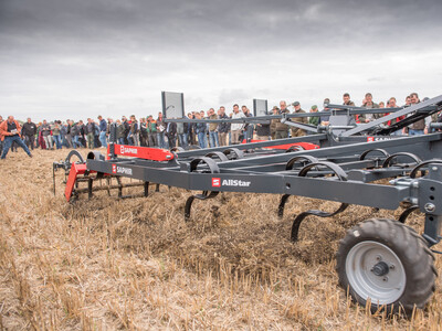 Wassersparend, bodenschonend, wirtschaftlich: Maschinenvorführung zur ultraflachen Bodenbearbeitung mit mehr als 40 Geräten in Sehnde (Region Hannover).