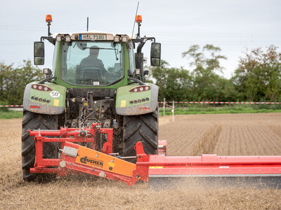 Wassersparend, bodenschonend, wirtschaftlich: Maschinenvorf&uuml;hrung zur ultraflachen Bodenbearbeitung mit mehr als 40 Ger&auml;ten in Sehnde (Region Hannover).