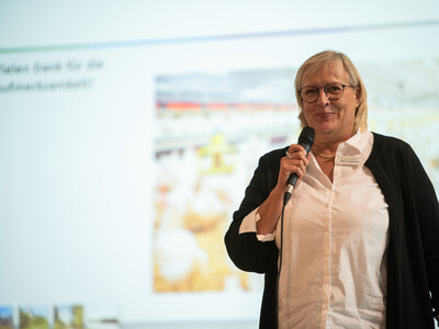 Silke Schierhold (LWK) f&uuml;hrte durch den zweiten Themenblock des Vortragsprogramms beim Fachgespr&auml;ch Legehenne 2026