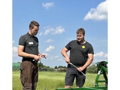 Platz 2 in der Kategorie Landwirtschaft I: Cornelius von Eller-Eberstein aus Visselhövede (l., hier mit Johannes Ortlieb aus Bayern) während des Finales des Berufswettbewerbs der deutschen Landjugend am 21.06.2023 im Landwirtschaftlichen Bildungszentrum.