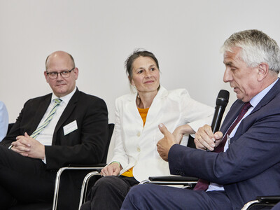 (V.l.) Dr. Marco Mohrmann (CDU-Fraktion), Agrarministerin Miriam Staudte und Prof. Dr. Hubert Meyer (Nds. Landkreistag) w&auml;hrend des Festakts zum 125-j&auml;hrigen Bestehen der LWK am 21.05.2024 in Hannover-Ahlem.