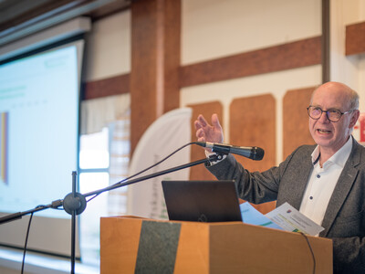 Der langjährige Kammer-Berater Andreas Freytag spricht auf der 15. Biogastagung der Landwirtschaftskammer Niedersachsen am 28.02.2024 in Verden. - © Wolfgang Ehrecke Der langjährige Kammer-Berater Andreas Freytag spricht auf der 15. Biogastagung der Landwirtschaftskammer Niedersachsen am 28.02.2024 in Verden.