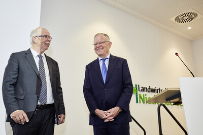 Kammerpr&auml;sident Gerhard Schwetje (l.) und Ministerpr&auml;sident Stephan Weil w&auml;hrend des Festakts zum 125-j&auml;hrigen Bestehen der Landwirtschaftskammer Niedersachsen am 21.05.2024 in Hannover-Ahlem