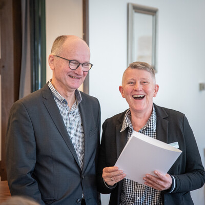 Personalratsvorsitzende Marlies Logemann (r.) w&auml;hrend der Verabschiedung des Osnabr&uuml;cker Bezirksstellenleiters Ludger Bernhold am 27.02.2026 in Bohmte.