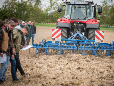 Wassersparend, bodenschonend, wirtschaftlich: Maschinenvorführung zur ultraflachen Bodenbearbeitung mit mehr als 40 Geräten in Sehnde (Region Hannover).