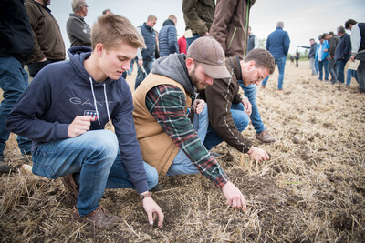 Wassersparend, bodenschonend, wirtschaftlich: Maschinenvorf&uuml;hrung zur ultraflachen Bodenbearbeitung mit mehr als 40 Ger&auml;ten in Sehnde (Region Hannover).