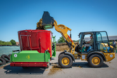 E-Futtermischwagen und E-Radlader beim Praxistag Alternative Antriebsenergien für Landmaschinen am 01.07.2025 im LBZ Echem.