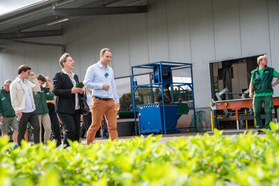 Jan zu Jeddeloh (jun.) führte die Gäste über den Betrieb. - © Christopher Hanraets Jan zu Jeddeloh (jun.) führte die Gäste über den Betrieb.