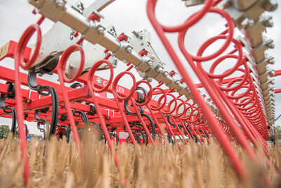 Wassersparend, bodenschonend, wirtschaftlich: Maschinenvorf&uuml;hrung zur ultraflachen Bodenbearbeitung mit mehr als 40 Ger&auml;ten in Sehnde (Region Hannover).
