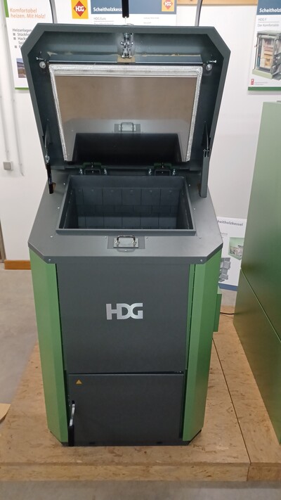 Scheitholzkessel mit gro&szlig;dimensionierten Bef&uuml;ll&ouml;ffnungen erm&ouml;glichen ein schnelles Beladen, auch mit gr&ouml;&szlig;eren Holzscheiten.