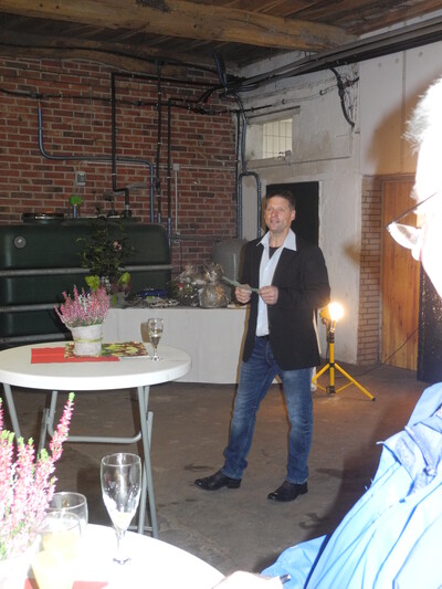 Herr Andreas Lohmüller stellt den Betrieb vor und begrüßt die Gäste - © Dr. Hans-Gerd Brunken Herr Andreas Lohmüller stellt den Betrieb vor und begrüßt die Gäste