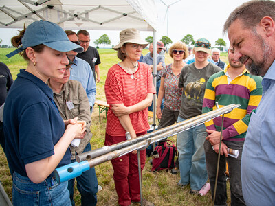 Simone Merl (l.) vom Landesamt f&uuml;r Bergbau, Geologie und Energie erl&auml;uterte den Besucher/-innen die Zusammensetzung zweier Bodenproben (Foto) sowie Ergebnisse von Sickerwasseruntersuchungen.