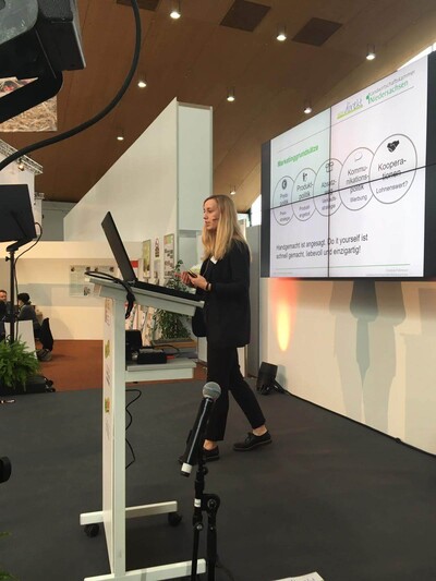 Hier hält Christine Gehle einen Vortrag vor Fachpublikum bei der expo-Direkt in Karlsruhe, Deutschlands größter Fachmesse für die landwirtschaftliche Direktvermarktung. - © S. Jaisfeld / Redaktion HOFdirekt Hier hält Christine Gehle einen Vortrag vor Fachpublikum bei der expo-Direkt in Karlsruhe, Deutschlands größter Fachmesse für die landwirtschaftliche Direktvermarktung.