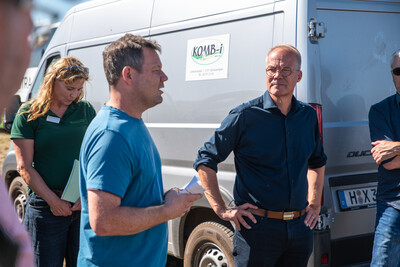 Landwirt Niels Kynast (links) im Gespräch mit Matthias Miersch