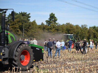 Bei der Maschinenvorf&uuml;hrung &bdquo;Von der Aussaat bis zur Ernte &ndash; Techniken rund um den Maisanbau&ldquo; in Gyhum waren am 7. September 2023 insgesamt 60 Ger&auml;te und Maschinen im praktischen Einsatz zu erleben.