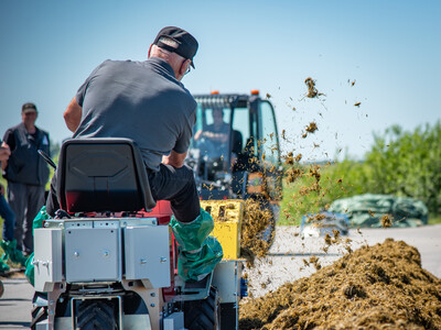 Elektrisch betriebene Aufsitzmaschine f&uuml;r Stallreinigung und Futtervorlage beim Praxistag Alternative Antriebsenergien f&uuml;r Landmaschinen am 01.07.2025 im LBZ Echem.