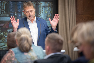 „Unsere bäuerlichen Familienbetriebe haben sich den großen Herausforderungen erfolgreich gestellt und vielfach gute Wege im Strukturwandel gefunden“, sagte Dr. Albert Hortmann-Scholten im Rückblick auf 35 erfüllte Berufsjahre bei der LWK.