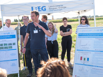 Dr. Knut Meyer (LBEG) informierte über Bodenbeschaffenheit und Funktionsweise des Sickerwasserversuchs