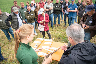Caroline Benecke (l., LWK-D&uuml;nge-Expertin) und Bodenfachmann Dr. Frank Lorenz (LUFA Nord-West) beim Fach-Event &bdquo;Zwischen Acker und App &ndash; Digitalisierung Ihres Pflanzenbaus&ldquo; auf der Dom&auml;ne Schickelsheim (K&ouml;nigslutter/Kreis Helmstedt).