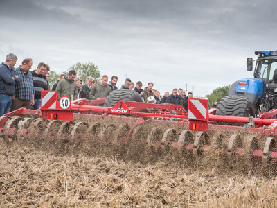 Wassersparend, bodenschonend, wirtschaftlich: Maschinenvorführung zur ultraflachen Bodenbearbeitung mit mehr als 40 Geräten in Sehnde (Region Hannover).