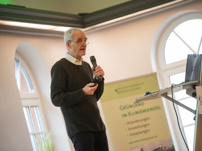Prof. Dr. Johannes Isselstein von Uni Göttingen sprach über wissenschaftliche Erkenntnisse bei der Grünlandnutzung. - © Christopher Hanraets Prof. Dr. Johannes Isselstein von Uni Göttingen sprach über wissenschaftliche Erkenntnisse bei der Grünlandnutzung.