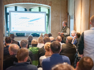 Workshop zu digitaler D&uuml;ngung beim Fach-Event &bdquo;Zwischen Acker und App &ndash; Digitalisierung Ihres Pflanzenbaus&ldquo; auf der Dom&auml;ne Schickelsheim (K&ouml;nigslutter/Kreis Helmstedt).