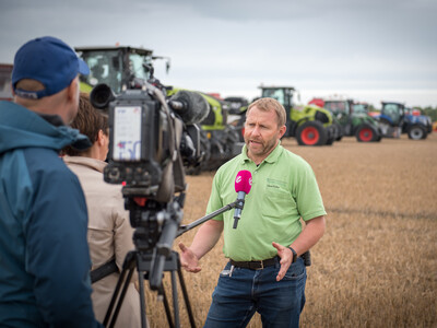 Wassersparend, bodenschonend, wirtschaftlich: Maschinenvorführung zur ultraflachen Bodenbearbeitung mit mehr als 40 Geräten in Sehnde (Region Hannover).