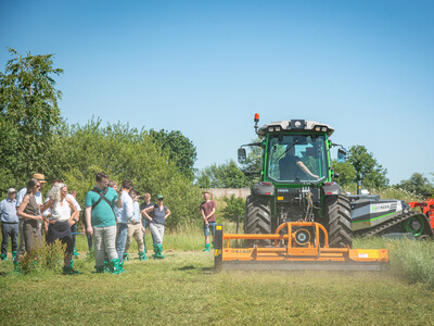 Elektrotraktor des chinesischen Herstellers Xeevo beim Praxistag Alternative Antriebsenergien f&uuml;r Landmaschinen am 01.07.2025 im LBZ Echem.