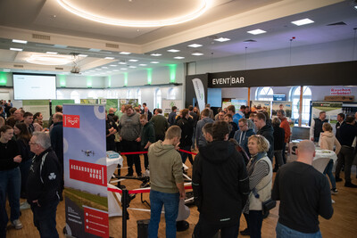 Zum Grünlandtag kamen zahlreiche Besucherinnen und Besucher in die Markthalle Rodenkirchen.