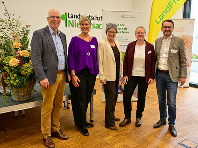 Fachtagung Frauen in der Landwirtschaft - Mut tut gut (v.l.): Kammerpr&auml;sident Gerhard Schwetje, die LandFrauen-Pr&auml;sidentinnen Elisabeth Brunkhorst (Hannover) und Ina Janhsen (Weser-Ems), Organisatorin Frauke Schwiderrek, Kommunikationsexperte Jakob Lipp.