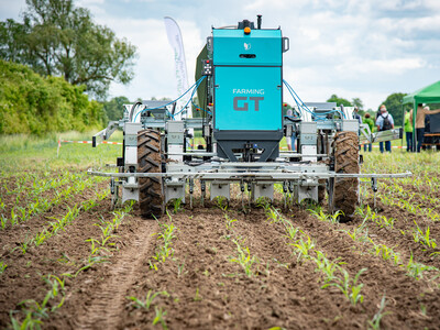 Autonomer Feldroboter mit Elektroantrieb (Farming GT) beim Fach-Event &bdquo;Zwischen Acker und App &ndash; Digitalisierung Ihres Pflanzenbaus&ldquo; auf der Dom&auml;ne Schickelsheim (K&ouml;nigslutter/Kreis Helmstedt).