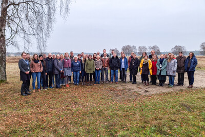 Rund 30 Teilnehmer/-innen kamen zur Auftaktveranstaltung der Veranstaltungsreihe „Landwirtschaft verstehen – eine Einführung für Naturschützende“ nach Schneverdingen. - © Alfred Töpfer Akademie für Naturschutz Rund 30 Teilnehmer/-innen kamen zur Auftaktveranstaltung der Veranstaltungsreihe „Landwirtschaft verstehen – eine Einführung für Naturschützende“ nach Schneverdingen.