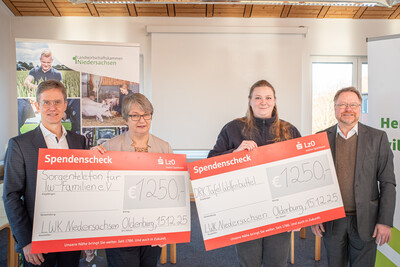 Weihnachtsspende 2025 (v.l.): Carsten Grupe (Bezirksstelle Braunschweig), Dörte Stellmacher (Verein Sorgentelefon für landwirtschaftliche Familien), Frederike Schwieger (DRK, Leiterin Wolfenbütteler Tafel), Kammerdirektor Dr. Bernd von Garmissen.