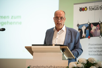 LWK-Vizepr&auml;sident Manfred Tannen sprach das Gru&szlig;wort beim Fachgespr&auml;ch Legehenne am 16.09.2026