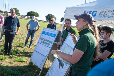 Gerald Burgdorf und Caroline Benecke erläuterten die ersten Ergebnisse aus Schwüblingsen aus pflanzenbaulicher Sicht