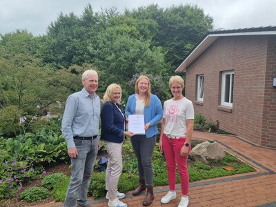 Cornelia Baden (zweite von links) übergab Urkunde und Preisgeld an Heinz-Georg und Petra Feldhaus (links und rechts) sowie Tochter Lena Westerhoff.