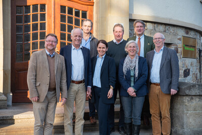 V.l.: Dr. Bernd v. Garmissen (LWK), Hans-J. Harms (trafo:agrar), Dr. Arno Krause (Gr&uuml;nlandzentrum), Dr. Barbara Grabkowsky (trafo:agrar), Dr. Karsten Padeken (Gr&uuml;nlz.), Dr. Carolin Schneider (3N), Hilmar Frhr. v. M&uuml;nchhausen (NAN), Gerhard Schwetje (LWK).